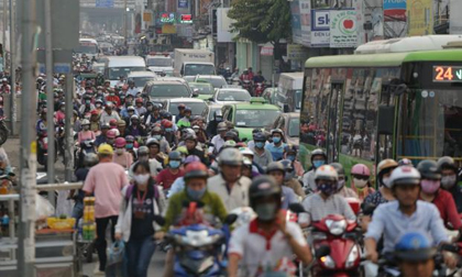 Các ngả đường tại TP.HCM bắt đầu “kẹt cứng” người di chuyển dịp cận Tết