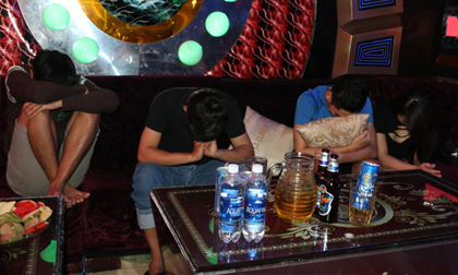 5 'cậu ấm, cô chiêu' rủ nhau vào quán karaoke chơi ma túy
