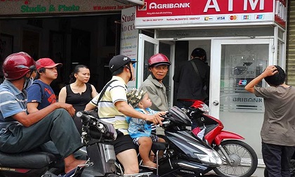 Phát khóc vì ATM ‘đứng hình’ ngày Tết