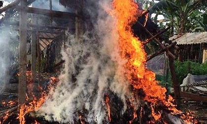 'Bà hỏa' thiêu rụi ngôi nhà, người mẹ chỉ kịp ôm con chạy thoát