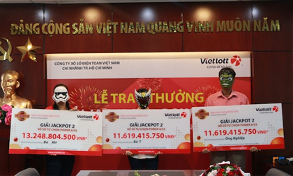 3 người cùng đeo mặt nạ đi nhận hơn chục tỉ của Vietlott về ăn Tết