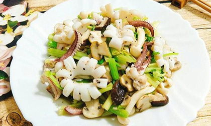 Mực xào nấm giòn ngon dễ ăn cho ngày lạnh