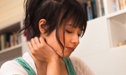 Ngay đêm tân hôn, mẹ chồng đã bày mưu khóc lóc để thu lại hết tiền cưới của vợ chồng em