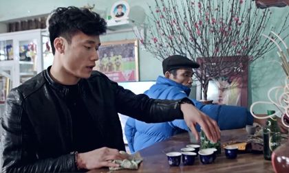 Sao U23 Việt Nam đón Tết: Gói bánh chưng, vào bếp, bán thịt lợn cùng mẹ