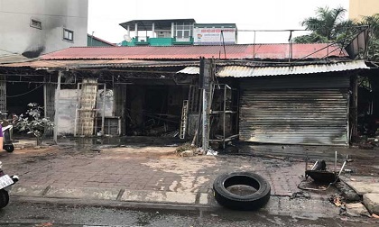 Lửa thiêu rụi dãy nhà mặt phố sáng mùng 2 Tết ở Hà Nội