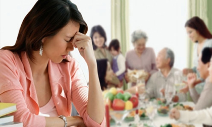 Mừng tuổi mẹ chồng 300 nghìn, tôi bị cả nhà chồng lườm nguýt