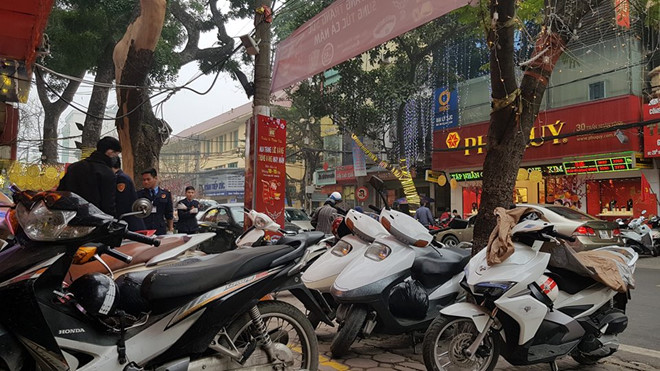 Truoc ngay Via Than Tai, nhieu nguoi doi mua di mua vang cau may hinh anh 2