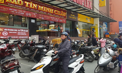 Trước ngày Vía Thần Tài, nhiều người đội mưa đi mua vàng cầu may