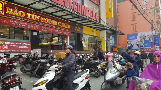 Truoc ngay Via Than Tai, nhieu nguoi doi mua di mua vang cau may hinh anh 1
