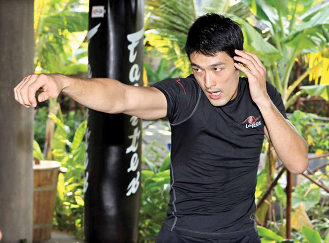 johnny tri nguyen len tieng ve viec giao dau voi vo su flores hinh anh 2