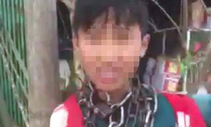 Đau lòng nhìn cảnh bé trai bị xích khoá quanh cổ đi lang thang