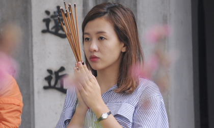 Giới trẻ nô nức đến chùa Hà cầu duyên, lò đốt vàng mã rừng rực lửa