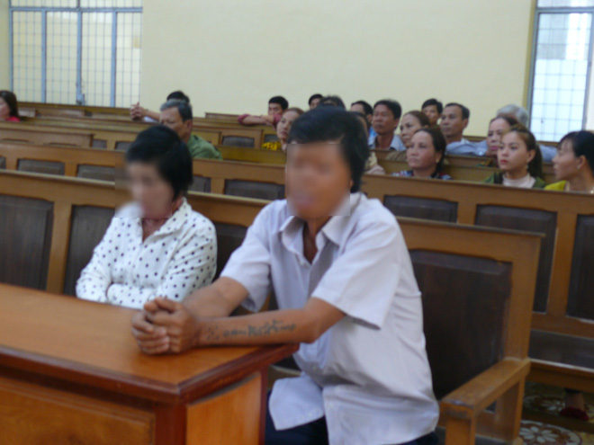 Cà Mau: Hai con nhỏ bơ vơ trong ngày bố ra tòa vì mua xăng về đốt mẹ do ghen tuông mù quáng - Ảnh 2. Cà Mau: Hai con nhỏ bơ vơ trong ngày bố ra tòa vì mua xăng về đốt mẹ do ghen tuông mù quáng - Ảnh 2.