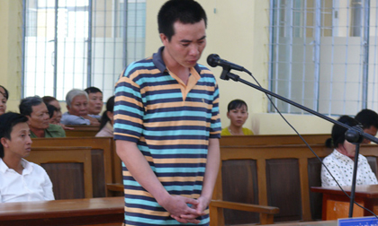 Hai con nhỏ bơ vơ trong ngày bố ra tòa vì mua xăng về đốt mẹ do ghen tuông mù quáng