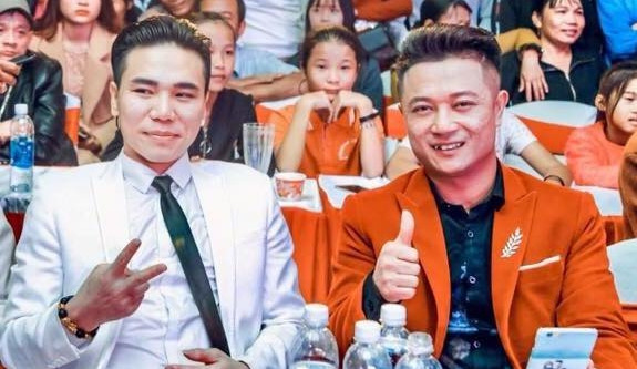 'Ca si Chau Viet Cuong om vo khoc tai don cong an' hinh anh 2