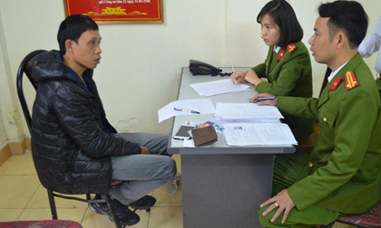 Bắt nghi phạm trốn lệnh truy nã đến trụ sở công an làm thẻ căn cước