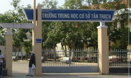 Nghi vấn nam sinh lớp 8 bóp cổ cô giáo ngay tại lớp học vì bênh bạn gái