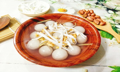 Trời lạnh thế này, ăn miếng chè dừa bột lọc ấm sực vị gừng thì còn gì tuyệt bằng