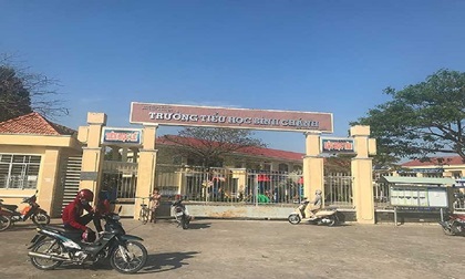 Khởi tố phụ huynh bắt quỳ cũng phải xử cả cô giáo?