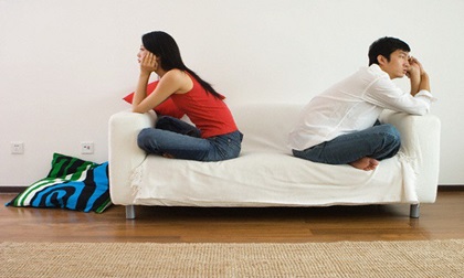 Khi em đang vui vẻ ăn cơm với sếp, bạn trai em bước đến và hành động của anh khiến cả em và sếp điếng người