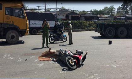 Vợ bị xe cán tử vong khi đang được chồng chở đi chơi