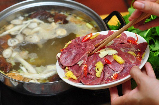 Chị em cần biết: Loại rau dù ngon, bổ nhưng tuyệt đối không kết hợp với lẩu này kẻo sinh ra độc tố