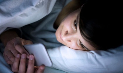 Chuyên gia Y tế cao cấp Anh 'vạch mặt' sát thủ gây ung thư bạn vẫn tiếp xúc trước khi ngủ