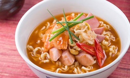 7 loại thực phẩm mẹ tuyệt đối đừng cho bé ăn trước giờ đi ngủ