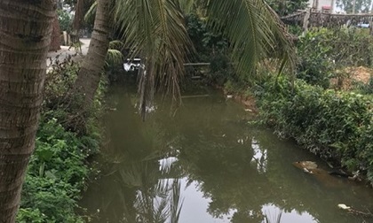 Bàng hoàng phát hiện 2 cháu nhỏ chết đuối dưới mương nước