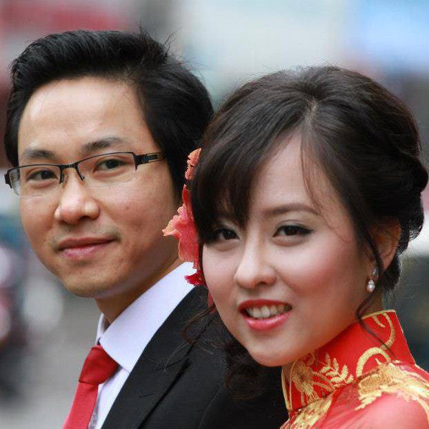 Không phải do bố mẹ đặt trùng tên mà trước đó Ngọc Hiếu đã mượn chứng minh thư của chị gái mình để đăng ký tham gia một cuộc thi hát và từ đó lấy luôn tên này. Cậu bé Ngọc Hiếu ngày đó chính là Hoa hậu Hương Giang bây giờ.