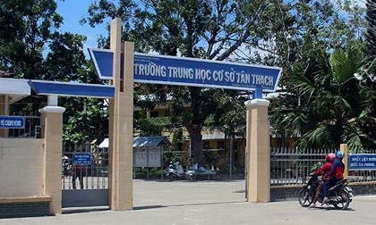 Nam sinh bóp cổ cô giáo bị đình chỉ 1 năm học