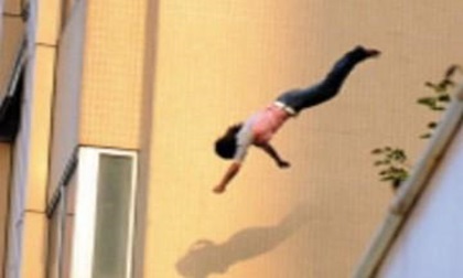 Một nữ sinh viên nhảy từ tầng 8 ký túc xá tự tử giữa đêm khuya