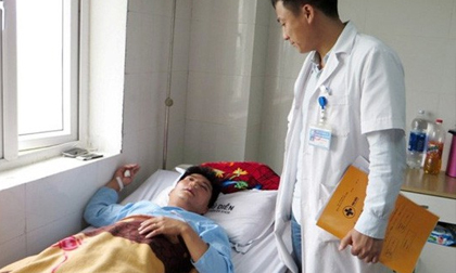 2 thanh niên đánh thầy giáo dập mũi trình diện công an