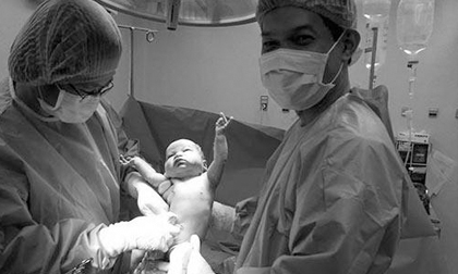 Bác sĩ sản khoa “mát tay” nhất nhì TPHCM liệt kê ưu, nhược điểm của sinh con thuận tự nhiên