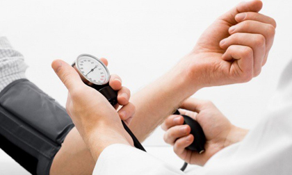 Chuyên gia hướng dẫn sơ cứu đúng cách khi bị hạ huyết áp, tránh biến chứng tim mạch cực nguy hiểm