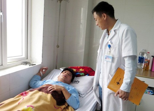 2 thanh niên đánh thầy giáo dập mũi trình diện công an - Ảnh 1.