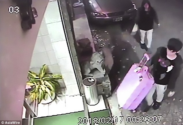 TQ: Kéo vali chứa xác bạn gái ra khỏi khách sạn ngày lễ Tình nhân - 1