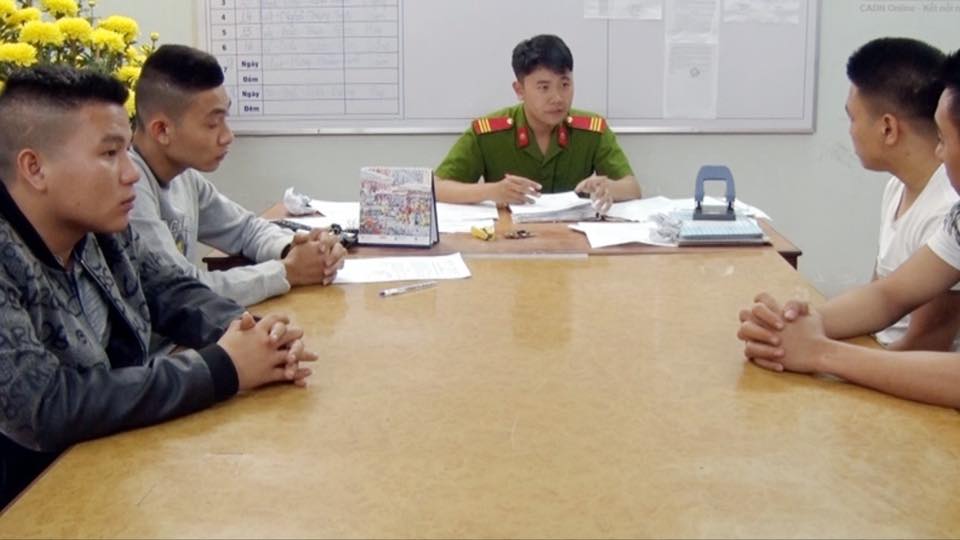 cam hung khi, nhom thanh nien xong vao dam tang chem nguoi hinh anh 1