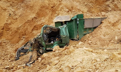Hà Nội: Sập mỏ đất vùi lấp xe tải, tài xế tử vong
