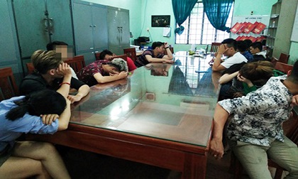 Bắt nhóm nam nữ cùng phê ma túy trong quán karaoke