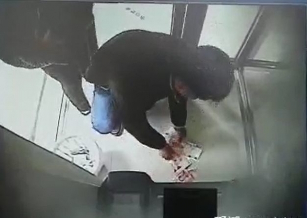 Máy ATM tự động ‘phun tiền’, cặp vợ chồng lao tới nhặt và cái giá phải trả