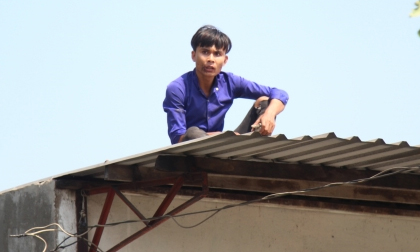 Nhiều giờ giải cứu thanh niên nghi ngáo đá trèo lên mái nhà la hét, cố thủ