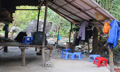 Chồng cuồng ghen dùng kéo đâm chết vợ rồi treo cổ tự tử, bỏ lại con nhỏ bơ vơ