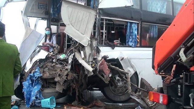 Hai xe bị hư hại nghiêm trọng.