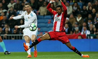 Ronaldo lập poker, cán mốc 50 hat-trick: Nhà vua vĩ đại, hùng bá châu Âu