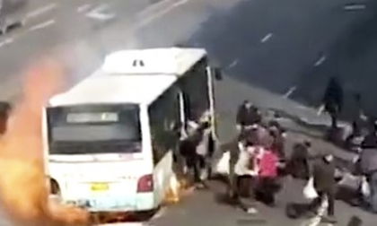 Video: Xe buýt bốc cháy ngùn ngụt, 50 người giẫm đạp chạy thoát thân