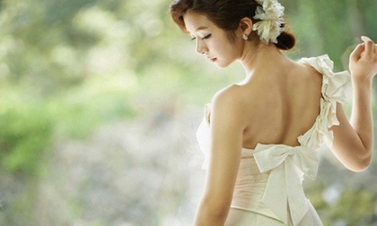 Họ đi rồi để mình em mặc chiếc váy cô dâu đứng khóc vật vã vì bị bỏ rơi ngay trong ngày cưới