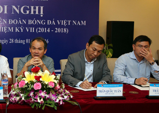 Bầu Đức: Tháng 4, tôi sẽ bỏ bóng đá nếu anh Tú trúng cử Bầu Đức: Tháng 4, tôi sẽ bỏ bóng đá nếu anh Tú trúng cử