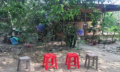 Nửa đêm cạy cửa đâm chồng chết, vợ nguy kịch