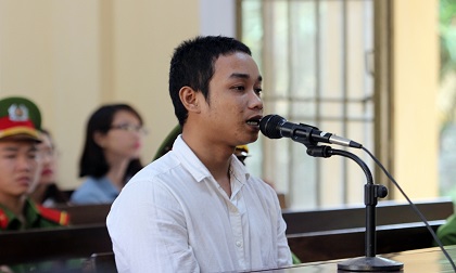 Chồng tạt xăng đốt vợ vì bị nhắc… ‘hát karaoke nhỏ cho con ngủ’